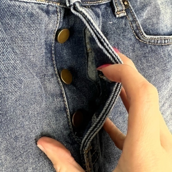 Amuse Society womens size 28 high rise frayed hem jean shorts - Picture 3 of 7